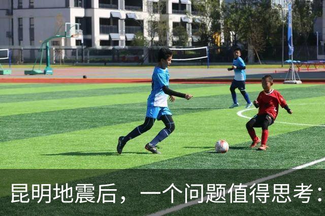 昆明地震后，一个问题值得思考：住楼房，晃动时能往外冲吗？